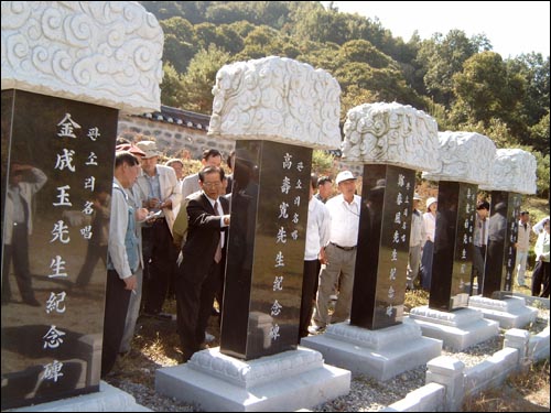 공주 박동진 판소리 전수관 앞에 세워진 충청출신 명창 비석 가운데 서있는 '고수관 비'. 